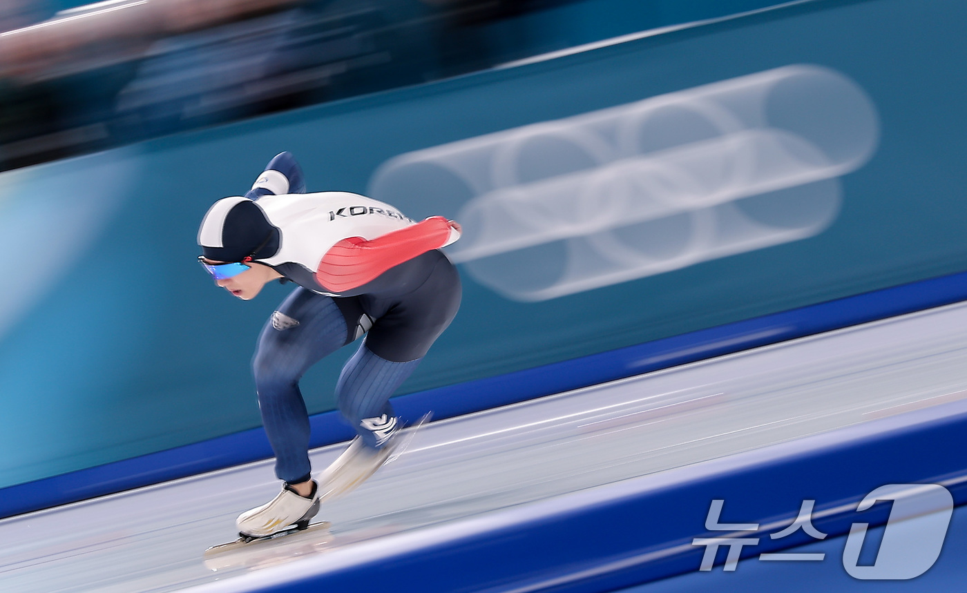 (밀라노=뉴스1) 김성진 기자 = 스피드스케이팅 정재원이 19일(현지시간) 이탈리아 밀라노 스피드스케이팅 스타디움에서 열린 스피드 스케이팅 남자 1500m에서 질주하고 있다. 20 …