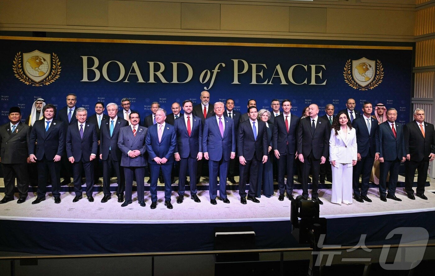 본문 이미지 - 도널드 트럼프 미국 대통령(가운데)이 19일(현지시간) 워싱턴DC 소재 평화연구소에서 열린 '평화위원회'(board of peace) 창립회의에서 JD밴스 부통령, 마코 루비오 국무장관, 20여 명의 참여국 지도자가 참여한 가운데 기념촬영을 하고 있다. 2026.02.19. ⓒ AFP=뉴스1