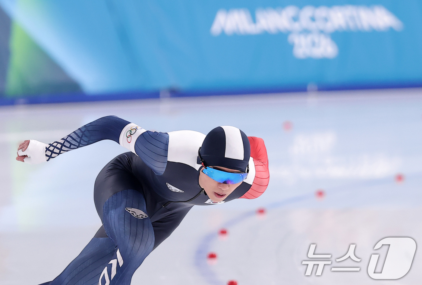 (밀라노=뉴스1) 김성진 기자 = 스피드스케이팅 정재원이 19일(현지시간) 이탈리아 밀라노 스피드스케이팅 스타디움에서 열린 스피드 스케이팅 남자 1500m에서 질주하고 있다. 20 …