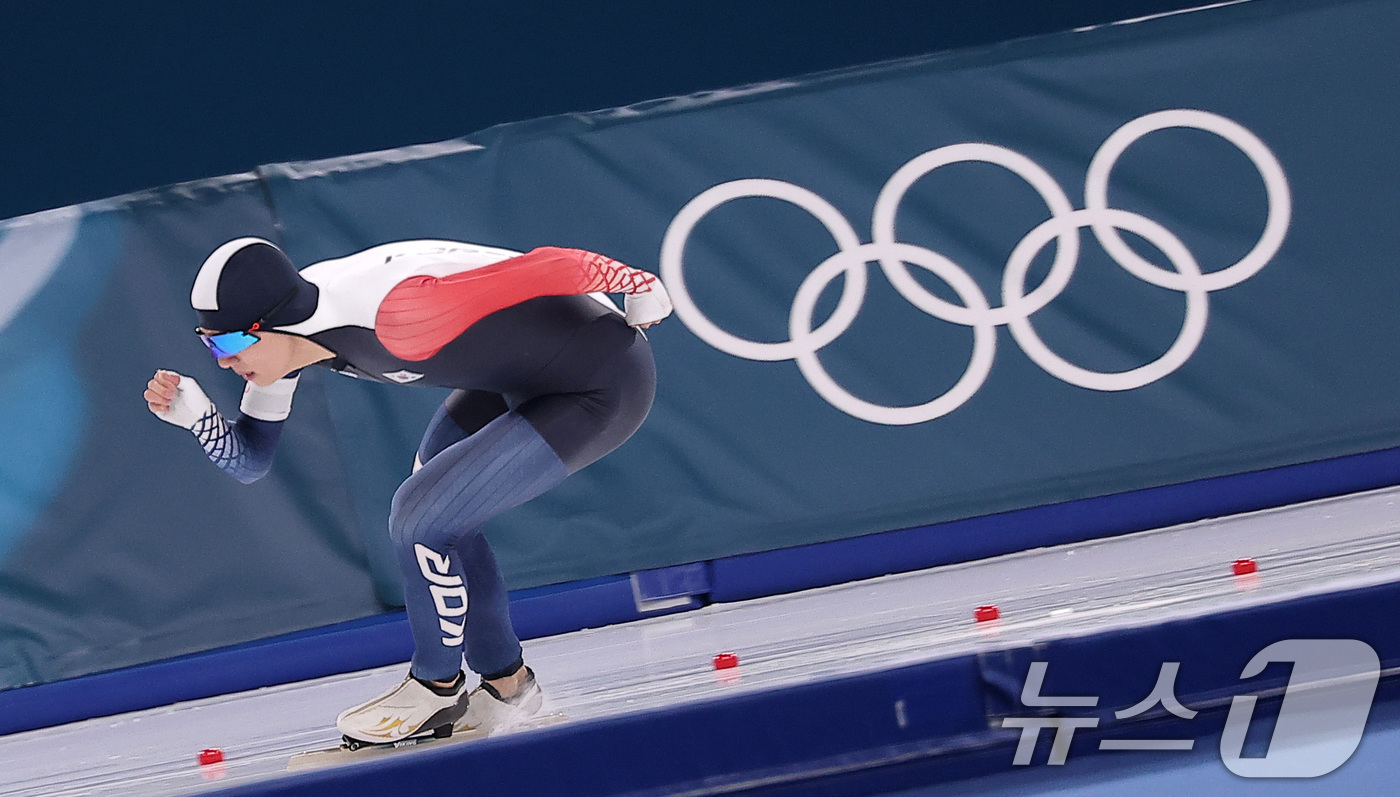 (밀라노=뉴스1) 김성진 기자 = 스피드스케이팅 정재원이 19일(현지시간) 이탈리아 밀라노 스피드스케이팅 스타디움에서 열린 스피드 스케이팅 남자 1500m에서 질주하고 있다. 20 …