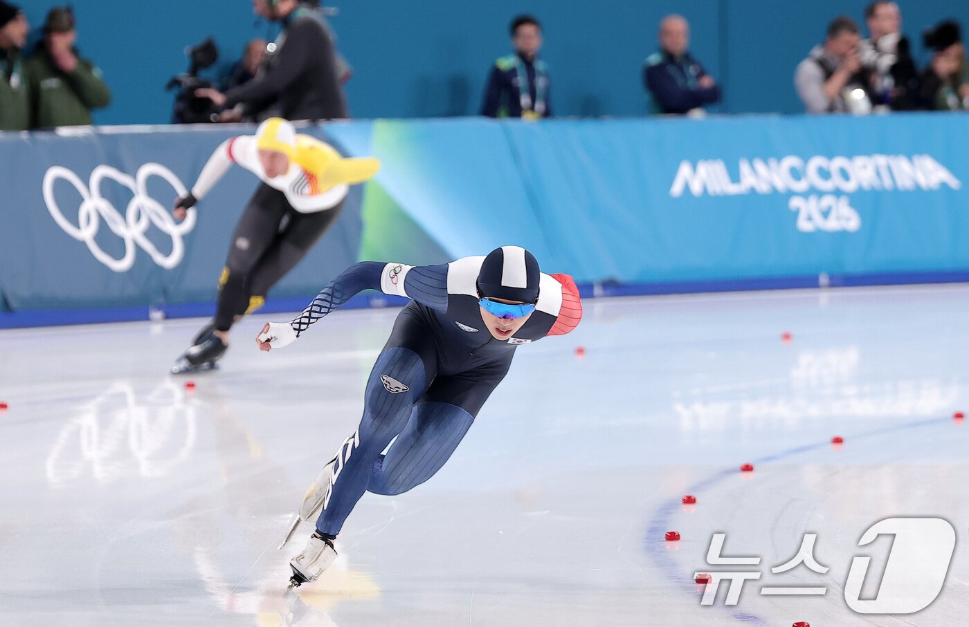 본문 이미지 - 스피드스케이팅 정재원이 19일(현지시간) 이탈리아 밀라노 스피드스케이팅 스타디움에서 열린 스피드 스케이팅 남자 1500m에서 질주하고 있다. 2026.2.20 ⓒ 뉴스1 김성진 기자