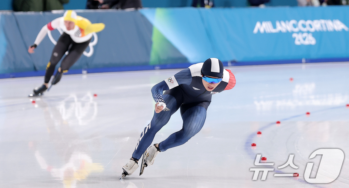 (밀라노=뉴스1) 김성진 기자 = 스피드스케이팅 정재원이 19일(현지시간) 이탈리아 밀라노 스피드스케이팅 스타디움에서 열린 스피드 스케이팅 남자 1500m에서 질주하고 있다. 20 …