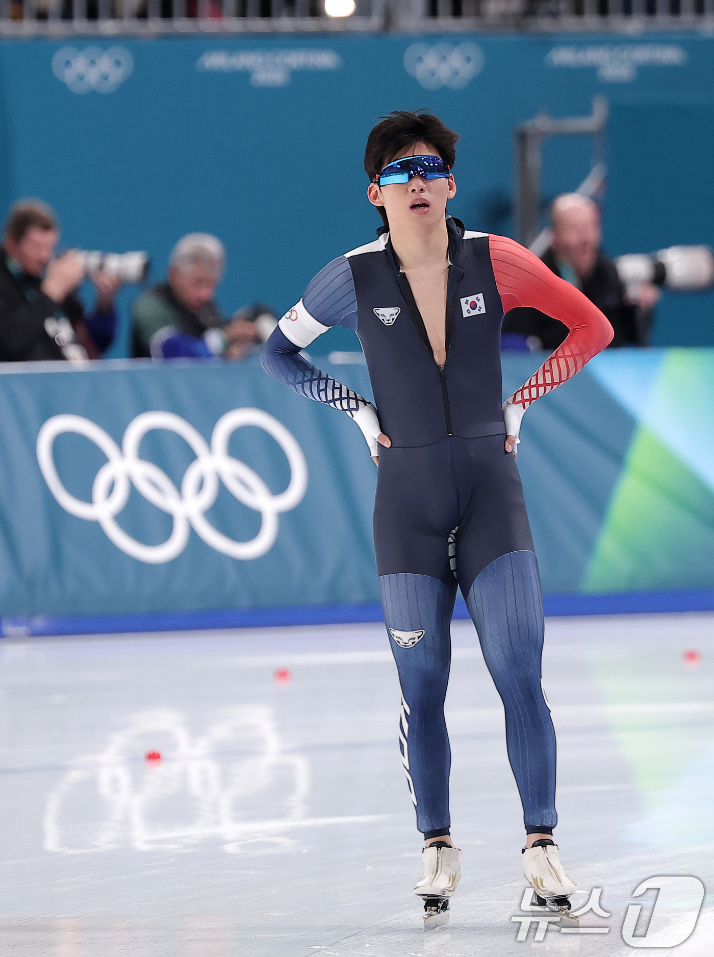 (밀라노=뉴스1) 김성진 기자 = 스피드스케이팅 정재원이 19일(현지시간) 이탈리아 밀라노 스피드스케이팅 스타디움에서 열린 스피드 스케이팅 남자 1500m에서 레이스를 마친 후 숨 …