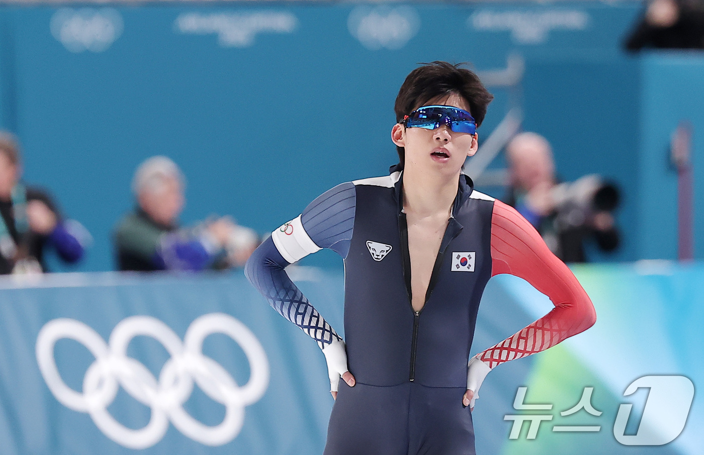 (밀라노=뉴스1) 김성진 기자 = 스피드스케이팅 정재원이 19일(현지시간) 이탈리아 밀라노 스피드스케이팅 스타디움에서 열린 스피드 스케이팅 남자 1500m에서 레이스를 마친 후 숨 …