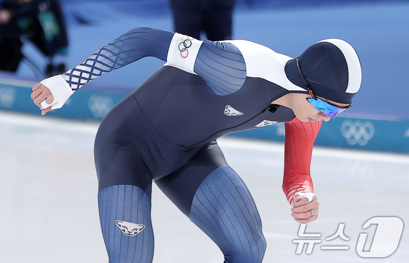 (밀라노=뉴스1) 김성진 기자 = 스피드스케이팅 정재원이 19일(현지시간) 이탈리아 밀라노 스피드스케이팅 스타디움에서 열린 스피드 스케이팅 남자 1500m에서 준비 자세를 취하고 …