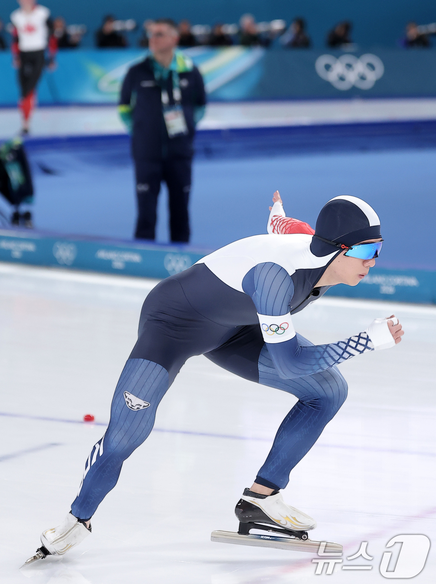 (밀라노=뉴스1) 김성진 기자 = 스피드스케이팅 정재원이 19일(현지시간) 이탈리아 밀라노 스피드스케이팅 스타디움에서 열린 스피드 스케이팅 남자 1500m에서 스타트 하고 있다. …
