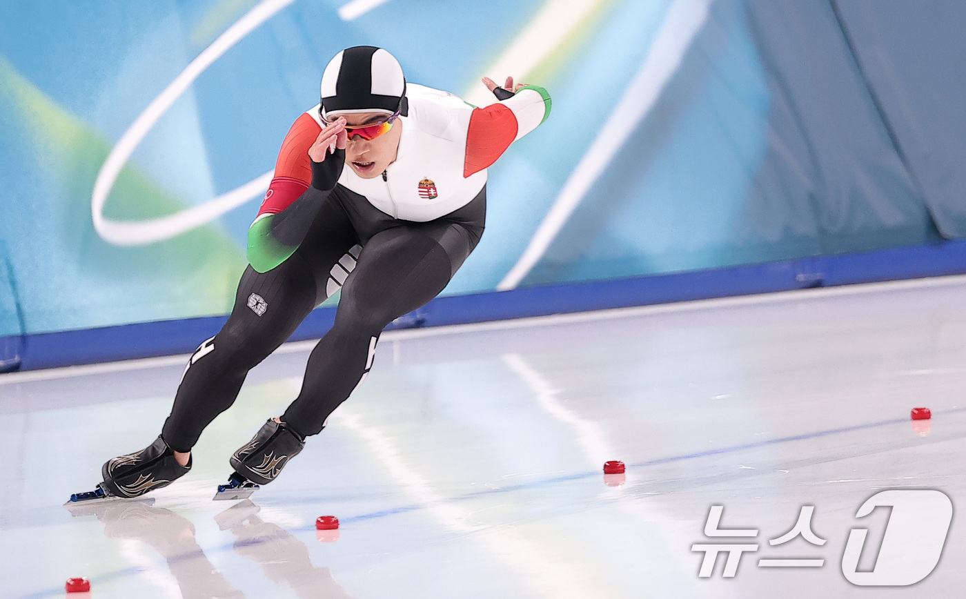 (밀라노=뉴스1) 김성진 기자 = 헝가리로 귀화한 스피드스케이팅 김민석이 19일(현지시간) 이탈리아 밀라노 스피드스케이팅 스타디움에서 열린 스피드 스케이팅 남자 1500m에서 질주 …