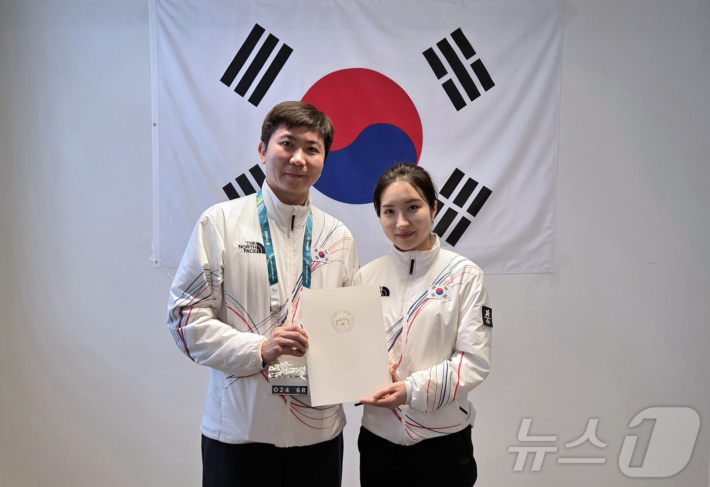 (밀라노=뉴스1) 김진환 기자 = 쇼트트랙 여자 3000m 계주에서 금메달을 획득한 김길리가 19일(현지시간) 이탈리아 밀라노 선수촌 대한민국 선수단 사무실에서 유승민 대한체육회장 …