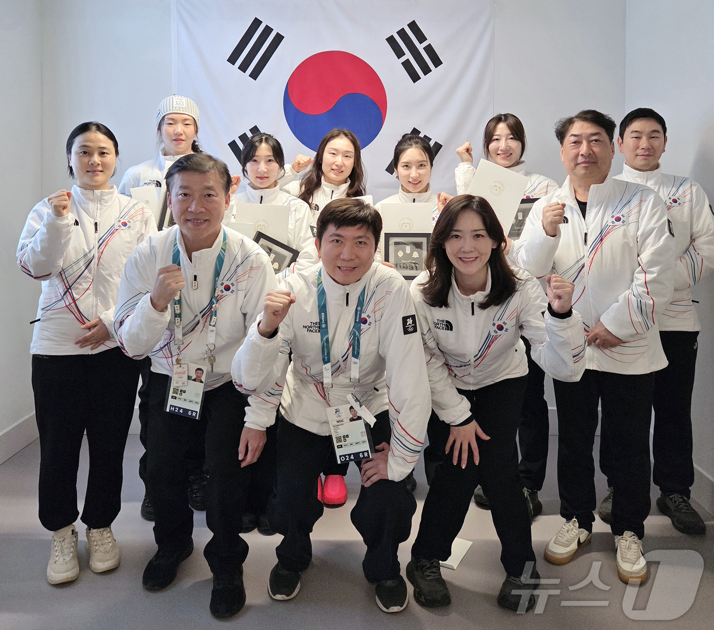 (밀라노=뉴스1) 김진환 기자 = 쇼트트랙 여자 3000m 계주에서 금메달을 획득한 대표팀의 심석희(뒷 줄 왼쪽부터), 이소연, 최민정, 김길리, 노도희가 19일(현지시간) 이탈리 …