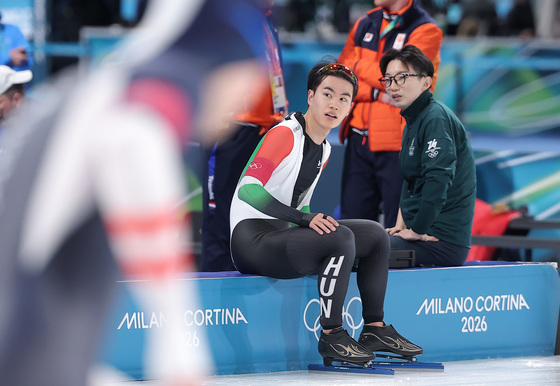 코칭 스태프와 대화하는 김민석