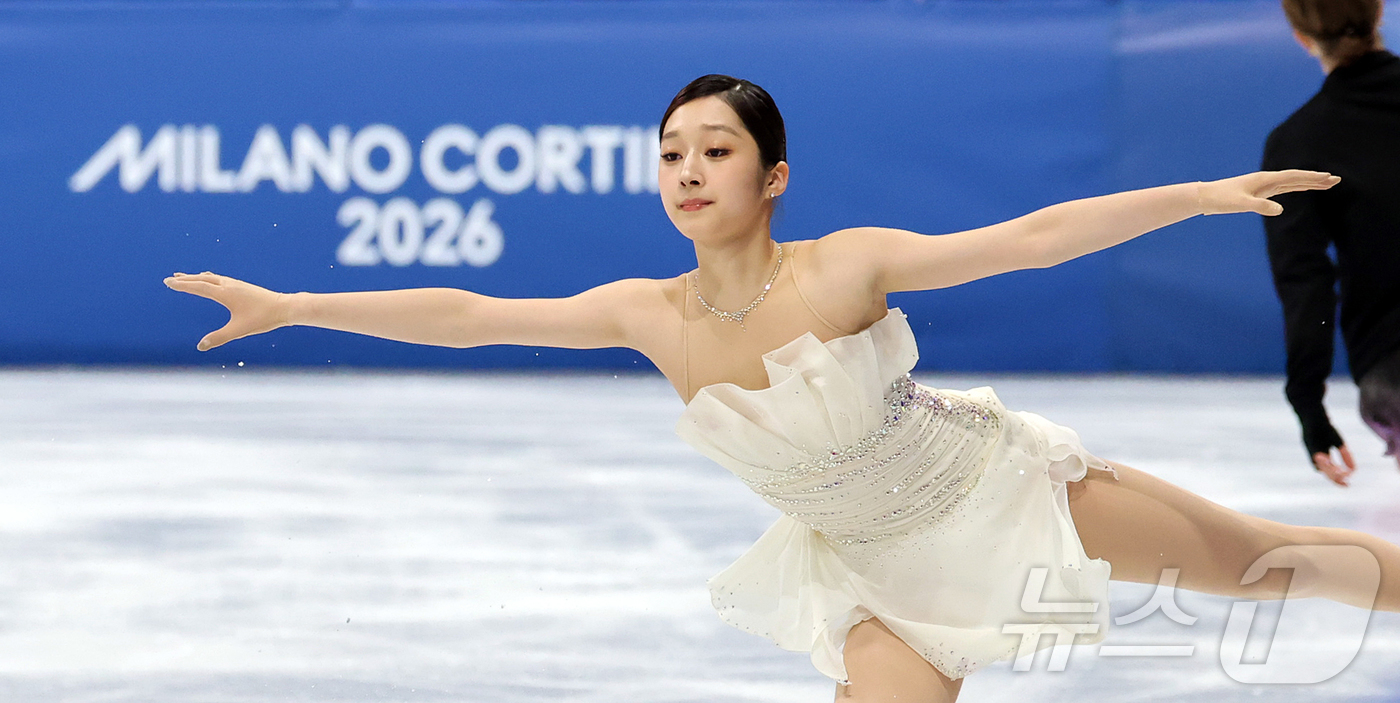 (밀라노=뉴스1) 김진환 기자 = 피겨 신지아가 19일(현지시간) 이탈리아 밀라노 아이스스케이팅 아레나에서 열린 2026 밀라노·코르티나담페초 동계올림픽 피겨 스케이팅 여자 싱글 …