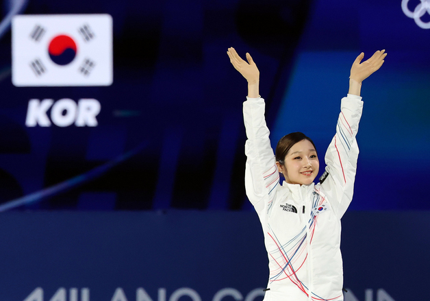 팬들에게 인사하는 신지아