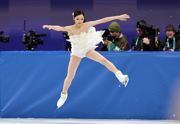 경기에 앞서 몸 푸는 신지아