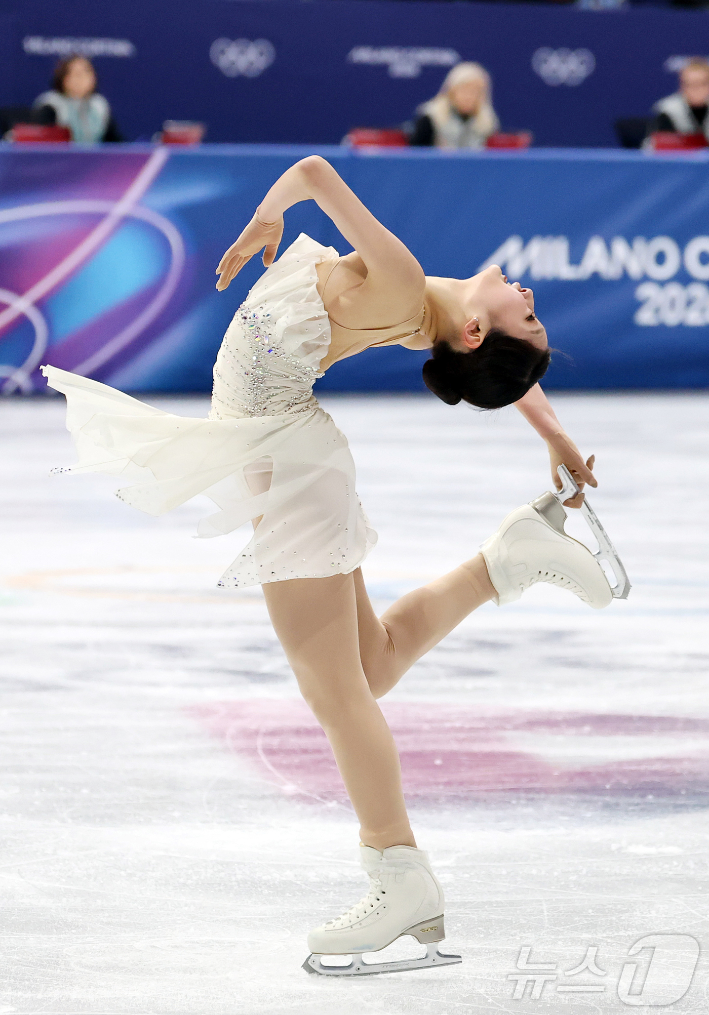 (밀라노=뉴스1) 김진환 기자 = 피겨 신지아가 19일(현지시간) 이탈리아 밀라노 아이스스케이팅 아레나에서 열린 2026 밀라노·코르티나담페초 동계올림픽 피겨 스케이팅 여자 싱글 …