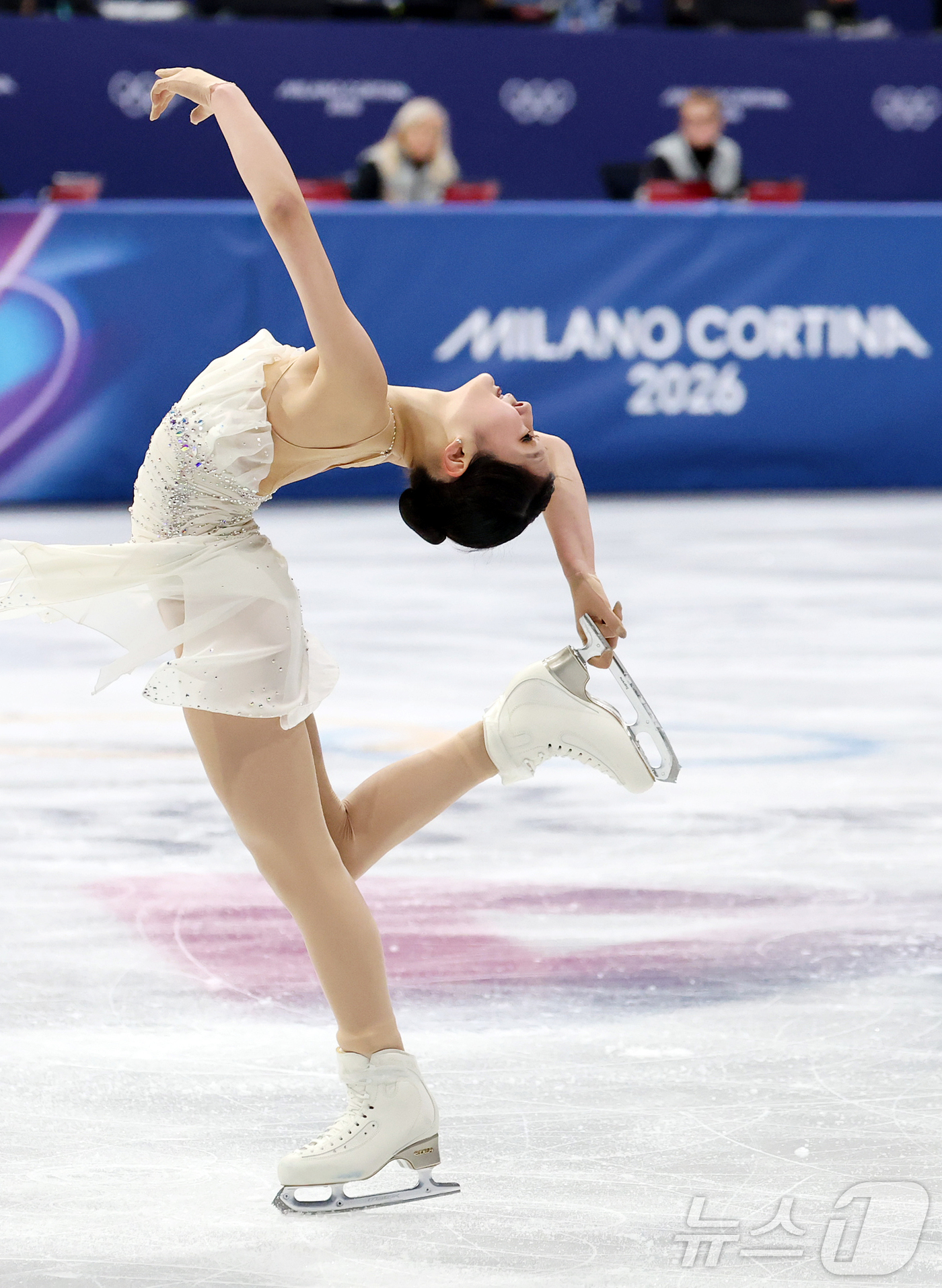 (밀라노=뉴스1) 김진환 기자 = 피겨 신지아가 19일(현지시간) 이탈리아 밀라노 아이스스케이팅 아레나에서 열린 2026 밀라노·코르티나담페초 동계올림픽 피겨 스케이팅 여자 싱글 …