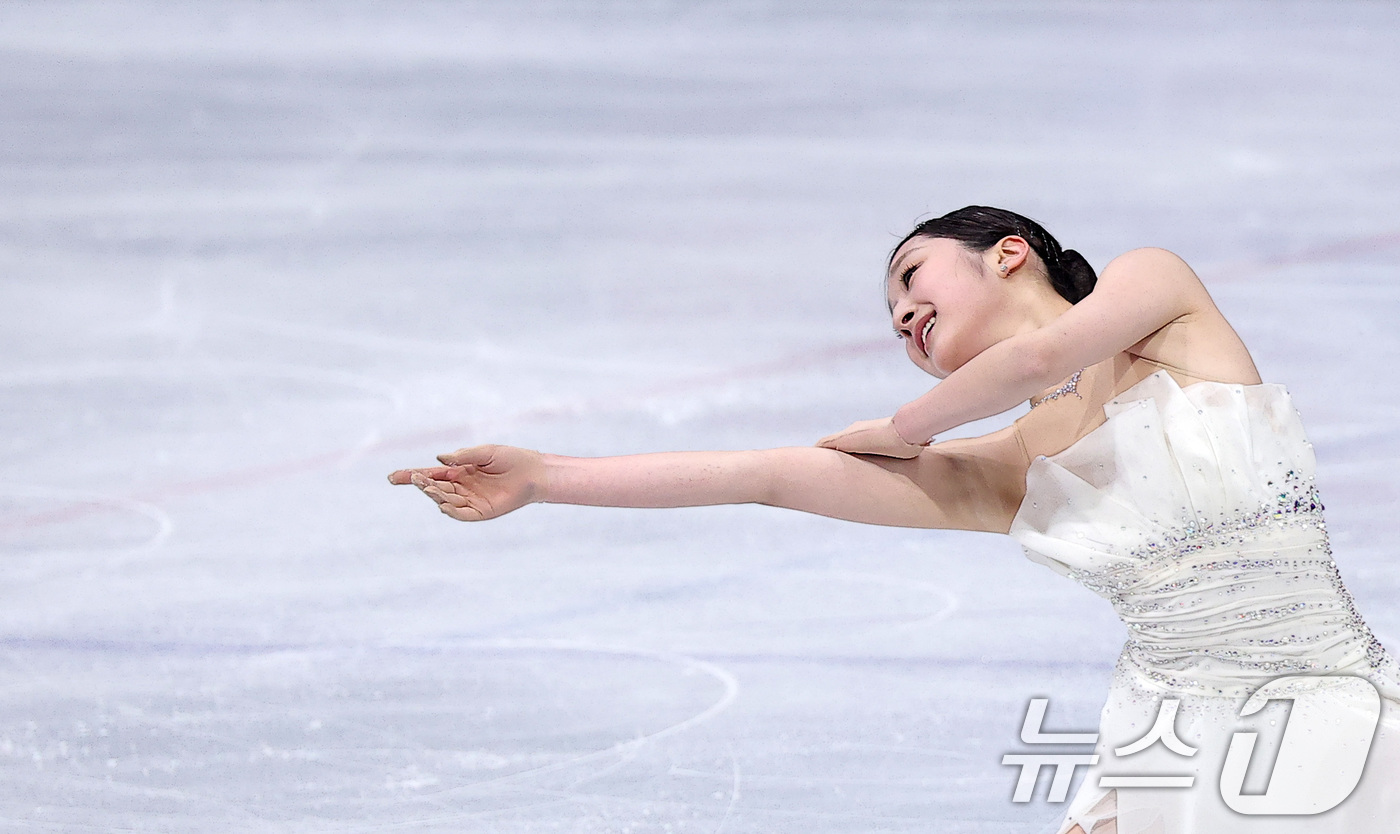 (밀라노=뉴스1) 김성진 기자 = 피겨 신지아가 19일(현지시간) 이탈리아 밀라노 아이스스케이팅 아레나에서 열린 2026 밀라노·코르티나담페초 동계올림픽 피겨 스케이팅 여자 싱글 …