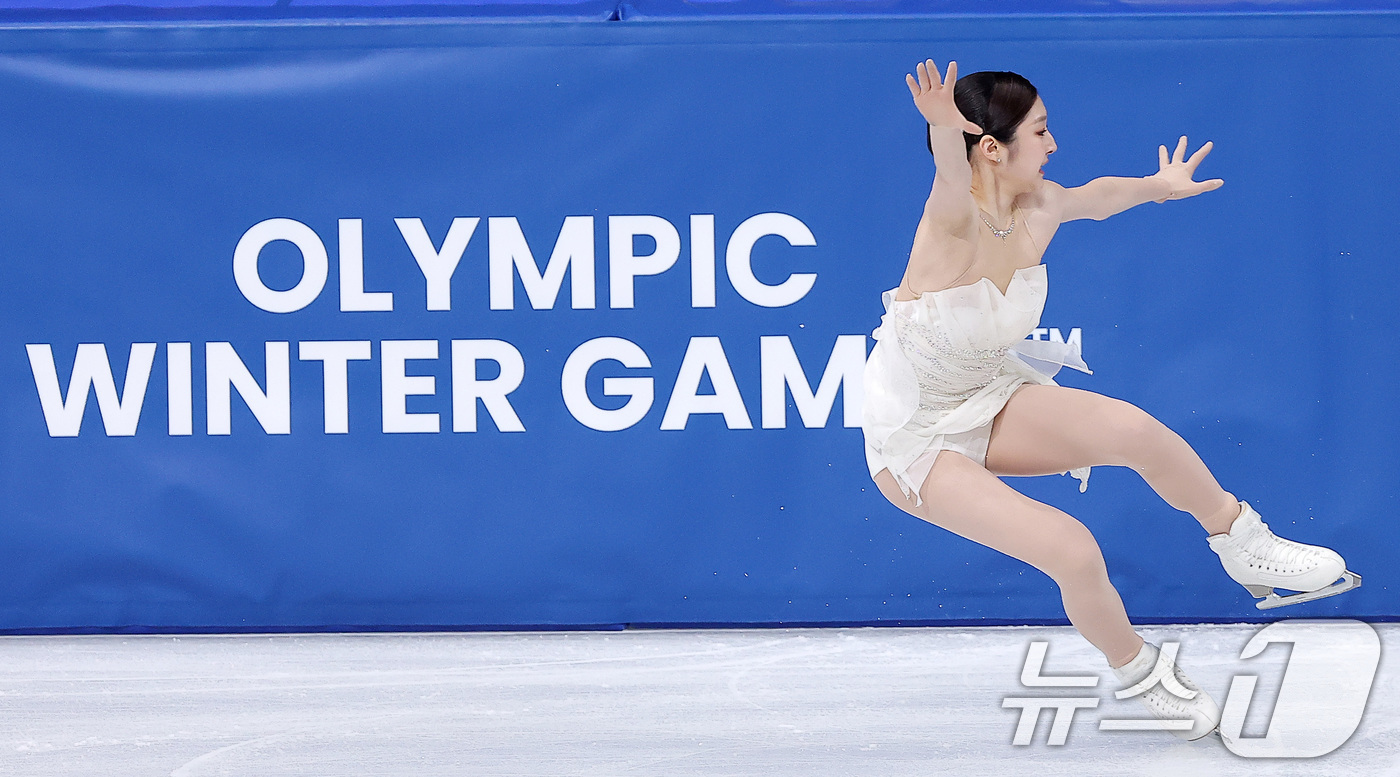 (밀라노=뉴스1) 김성진 기자 = 피겨 신지아가 19일(현지시간) 이탈리아 밀라노 아이스스케이팅 아레나에서 열린 2026 밀라노·코르티나담페초 동계올림픽 피겨 스케이팅 여자 싱글 …
