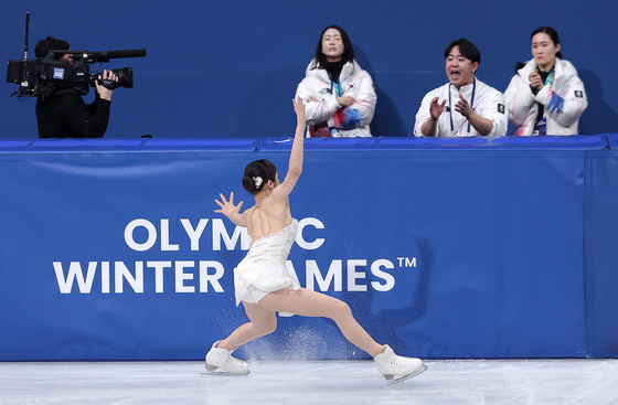 신지아의 착지 실수에 격려하는 코칭 스태프
