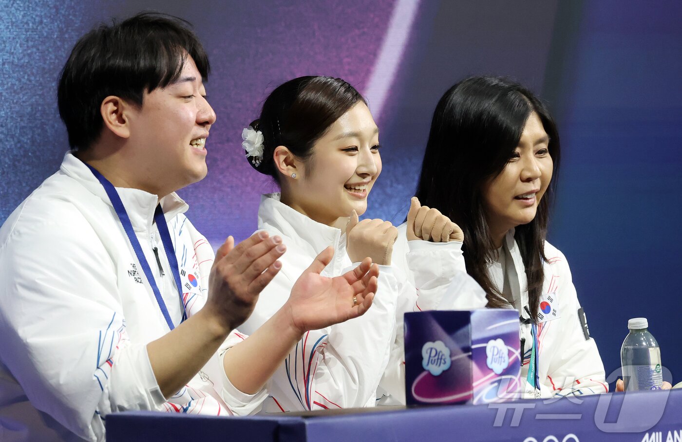 본문 이미지 - 피겨 신지아가 19일(현지시간) 이탈리아 밀라노 아이스스케이팅 아레나에서 열린 2026 밀라노·코르티나담페초 동계올림픽 피겨 스케이팅 여자 싱글 프리 스케이팅에서 연기를 마친 뒤 카메라를 향해 미소를 짓고 있다.  2026.2.20 ⓒ 뉴스1 김진환 기자