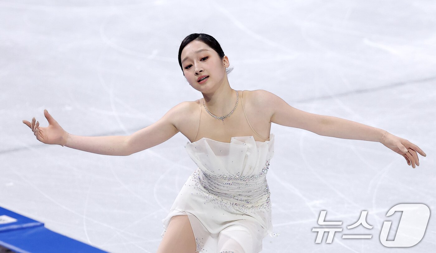 본문 이미지 - 피겨 신지아가 19일(현지시간) 이탈리아 밀라노 아이스스케이팅 아레나에서 열린 2026 밀라노·코르티나담페초 동계올림픽 피겨 스케이팅 여자 싱글 프리 스케이팅에서 연기를 펼치고 있다. 2026.2.20 ⓒ 뉴스1 김성진 기자