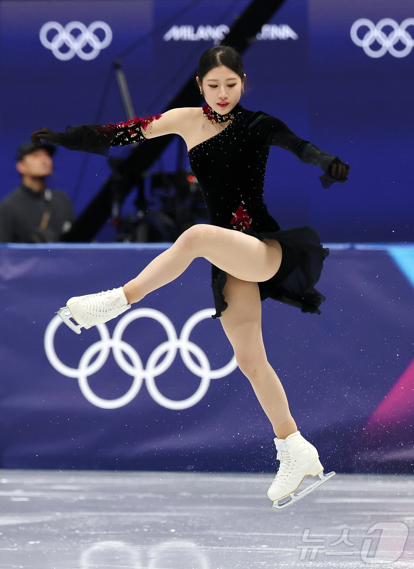 본문 이미지 - 피겨 이해인이 19일(현지시간) 이탈리아 밀라노 아이스스케이팅 아레나에서 열린 2026 밀라노·코르티나담페초 동계올림픽 피겨 스케이팅 여자 싱글 프리 스케이팅 경기를 앞두고 몸을 풀고 있다. 2026.2.20 ⓒ 뉴스1 김진환 기자