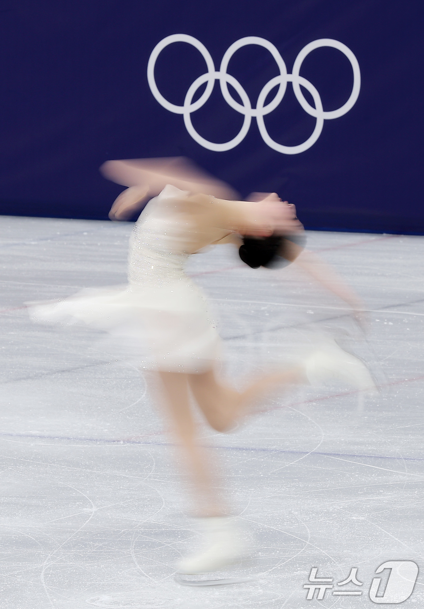 (밀라노=뉴스1) 김성진 기자 = 피겨 신지아가 19일(현지시간) 이탈리아 밀라노 아이스스케이팅 아레나에서 열린 2026 밀라노·코르티나담페초 동계올림픽 피겨 스케이팅 여자 싱글 …