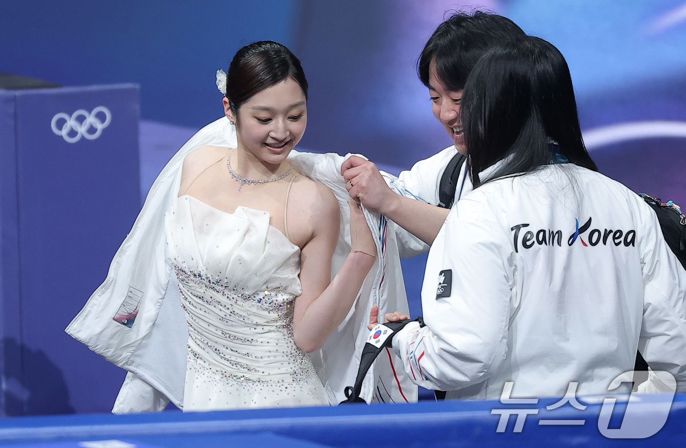 (밀라노=뉴스1) 김성진 기자 = 피겨 신지아가 19일(현지시간) 이탈리아 밀라노 아이스스케이팅 아레나에서 열린 2026 밀라노·코르티나담페초 동계올림픽 피겨 스케이팅 여자 싱글 …