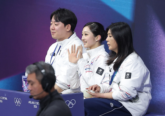 인사하는 신지아