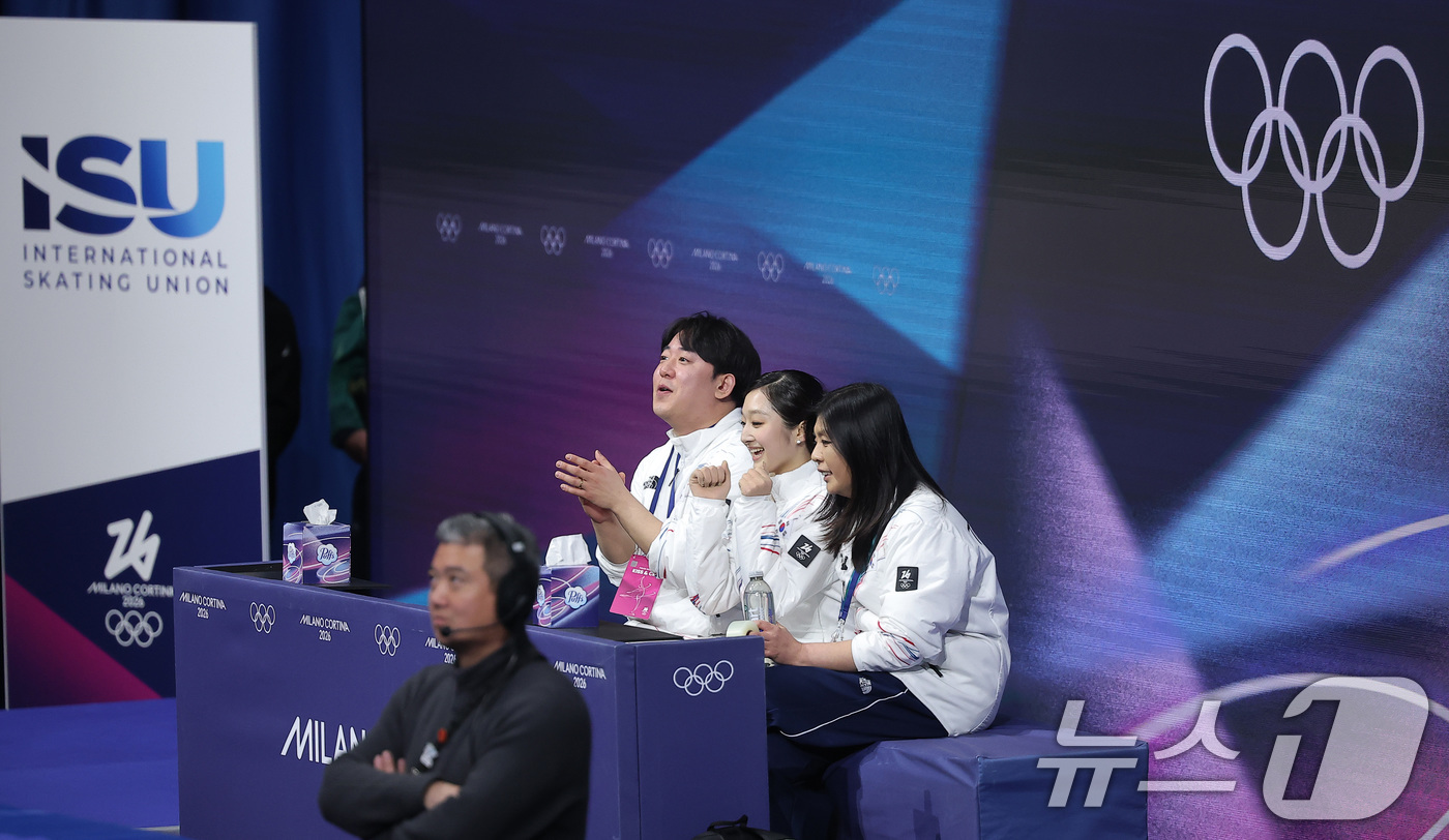 (밀라노=뉴스1) 김성진 기자 = 피겨 신지아가 19일(현지시간) 이탈리아 밀라노 아이스스케이팅 아레나에서 열린 2026 밀라노·코르티나담페초 동계올림픽 피겨 스케이팅 여자 싱글 …