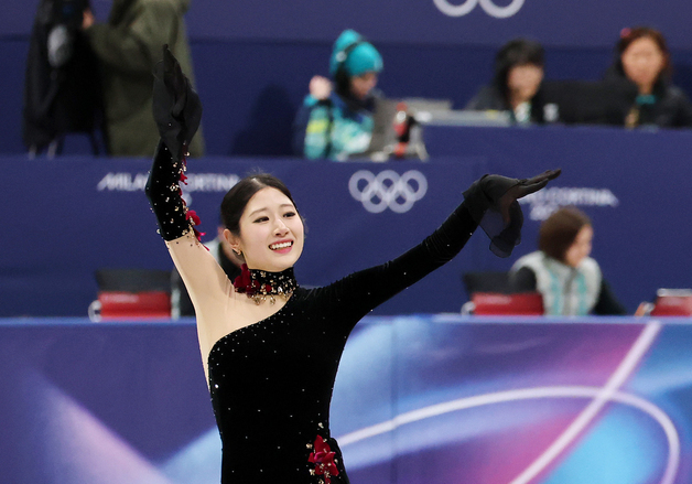 관중들에게 인사하는 이해인