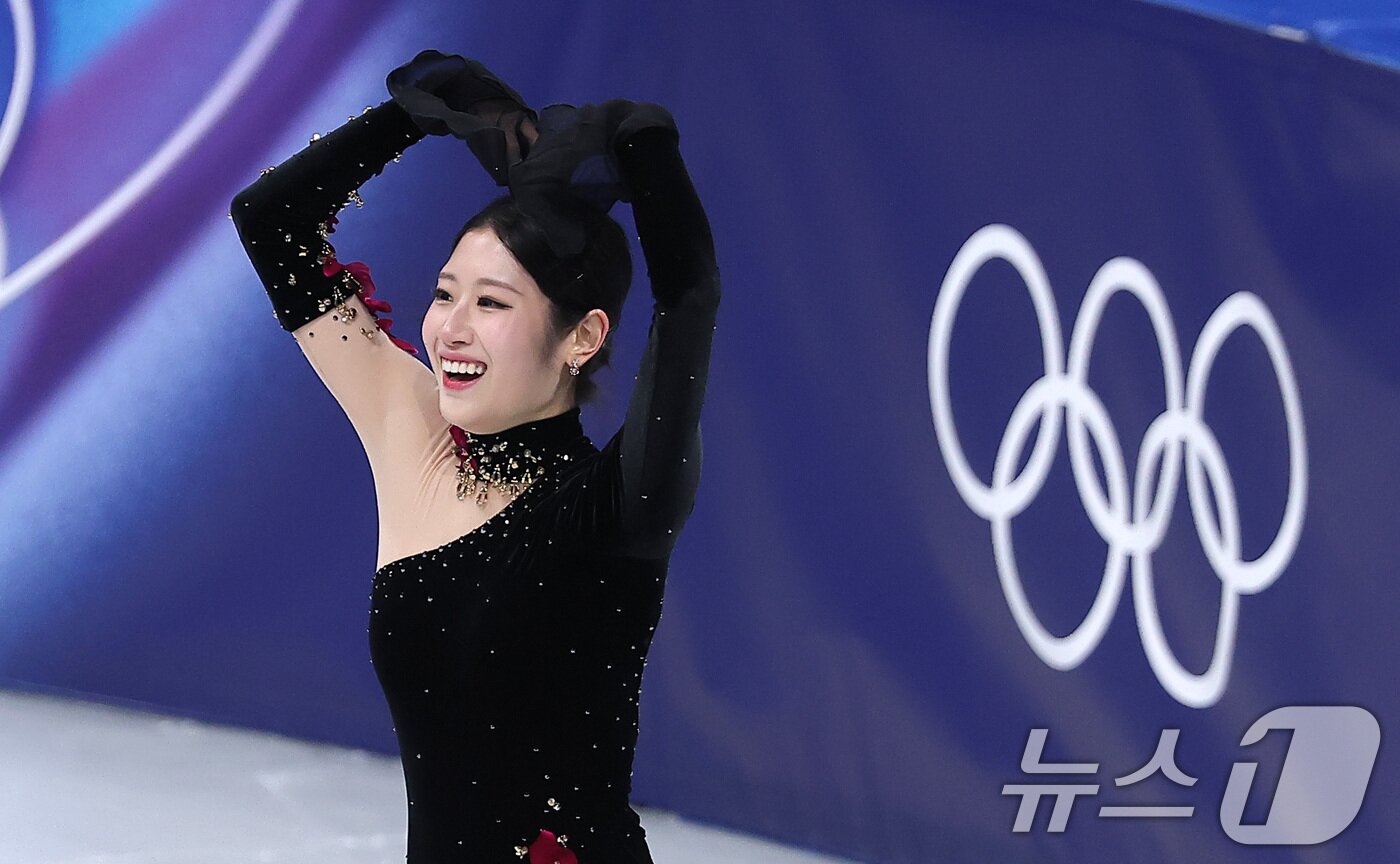 본문 이미지 - 피겨 이해인이 19일(현지시간) 이탈리아 밀라노 아이스스케이팅 아레나에서 열린 2026 밀라노·코르티나담페초 동계올림픽 피겨 스케이팅 여자 싱글 프리 스케이팅에서 연기를 마친 후 하트 포즈를 취하고 있다. 2026.2.20 ⓒ 뉴스1 김성진 기자