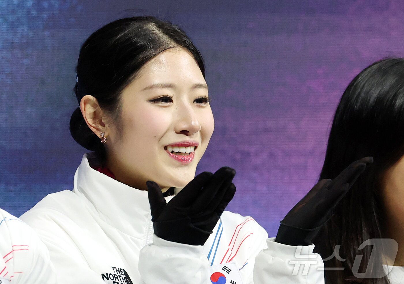 본문 이미지 - 피겨 이해인이 19일(현지시간) 이탈리아 밀라노 아이스스케이팅 아레나에서 열린 2026 밀라노·코르티나담페초 동계올림픽 피겨 스케이팅 여자 싱글 프리 스케이팅 경기를 마친 뒤 카메라를 보며 미소를 짓고 있다. 이해인은 이날 기술점수(TES) 74.15점, 예술점수(PCS) 66.34점을 묶어 총점 140.49점을 올렸다. 2026.2.20 ⓒ 뉴스1 김진환 기자