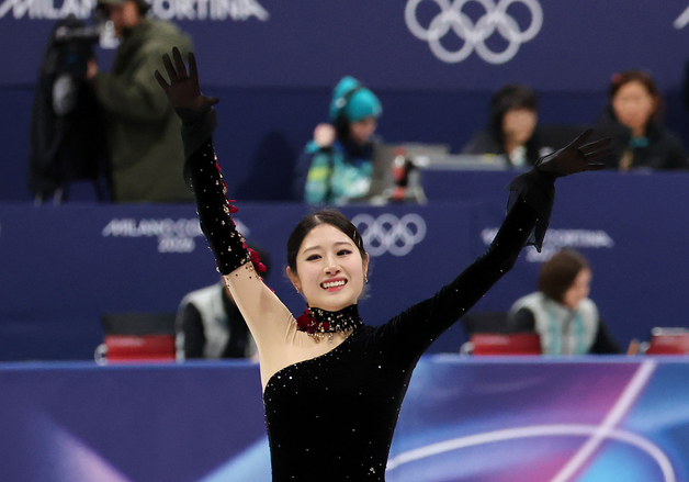 관중들 환호에 손 흔들며 답례하는 이해인