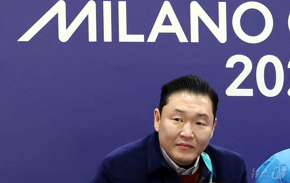 (밀라노=뉴스1) 김진환 기자 = 가수 싸이가 19일(현지시간) 이탈리아 밀라노 아이스스케이팅 아레나에서 열린 2026 밀라노·코르티나담페초 동계올림픽 피겨 스케이팅 여자 싱글 프 …