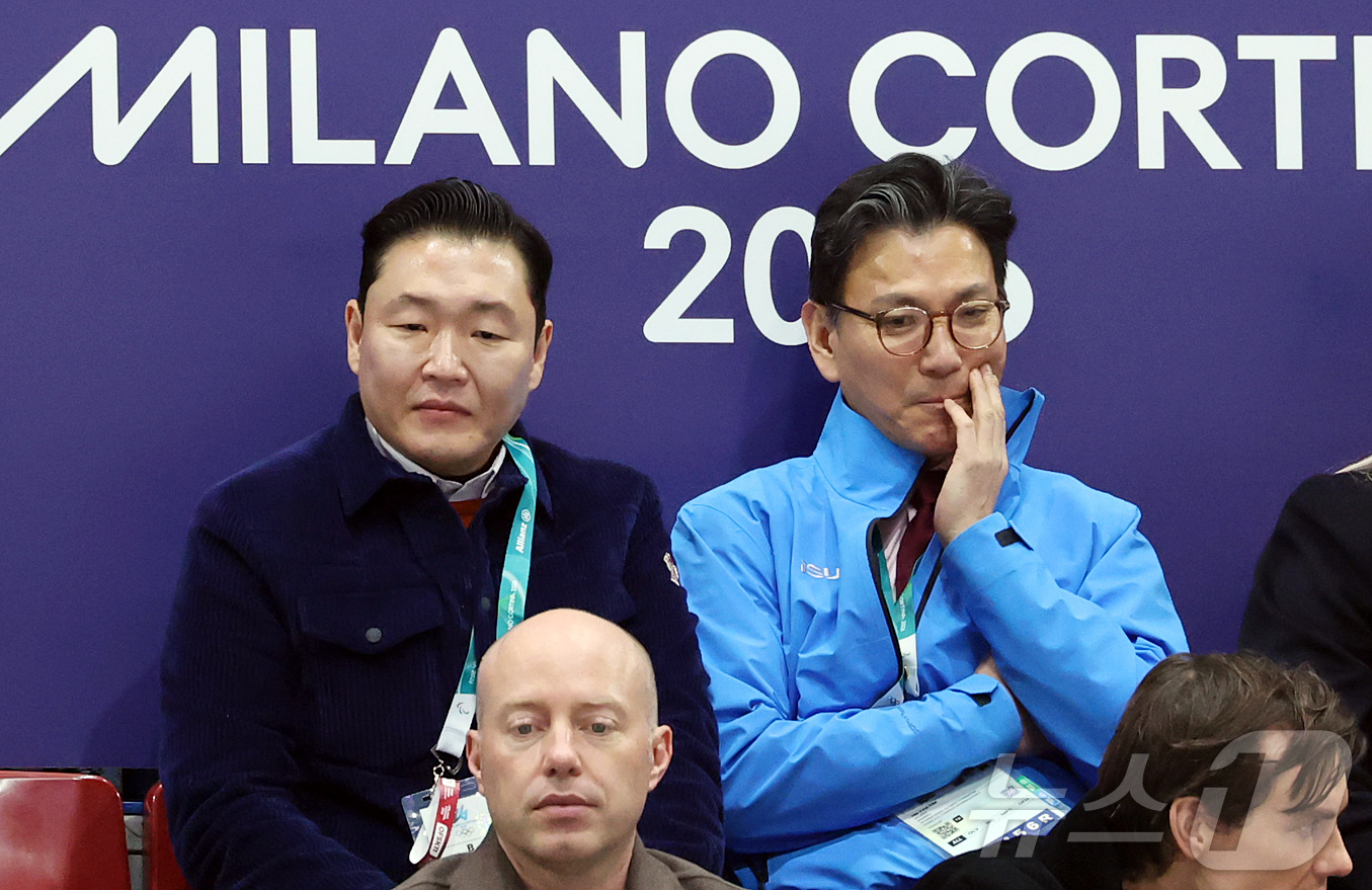 (밀라노=뉴스1) 김진환 기자 = 가수 싸이와 김재열 국제올림픽위원회(IOC) 집행위원 겸 국제빙상경기연맹(ISU) 회장이(오른쪽)이 19일(현지시간) 이탈리아 밀라노 아이스스케이 …
