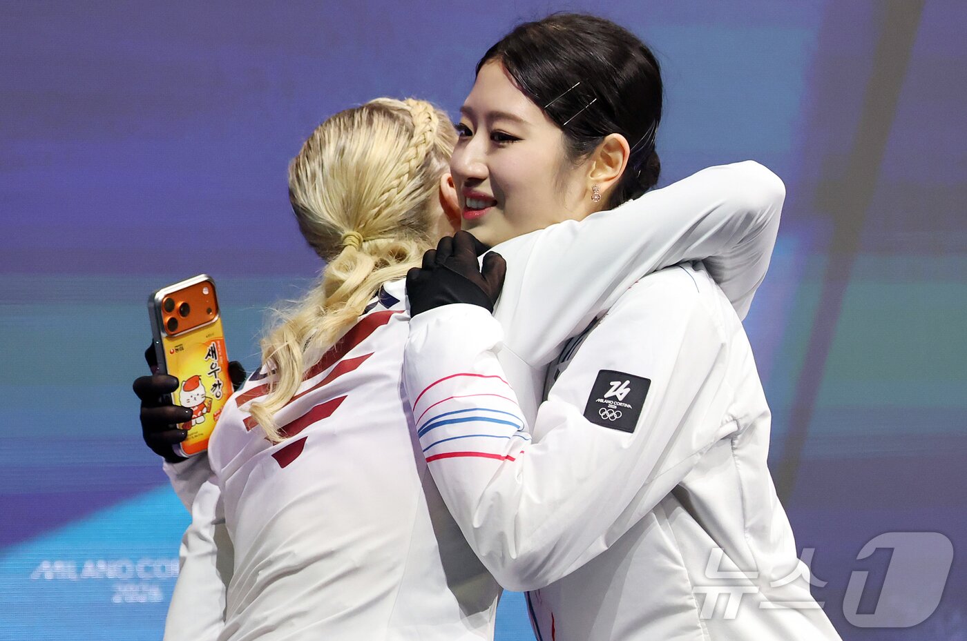 본문 이미지 - 피겨 이해인이 19일(현지시간) 이탈리아 밀라노 아이스스케이팅 아레나에서 열린 2026 밀라노·코르티나담페초 동계올림픽 피겨 스케이팅 여자 싱글 프리 스케이팅 경기를 마친 뒤 미국의 앰버 글렌과 포옹을 하고 있다.  2026.2.20 ⓒ 뉴스1 김진환 기자