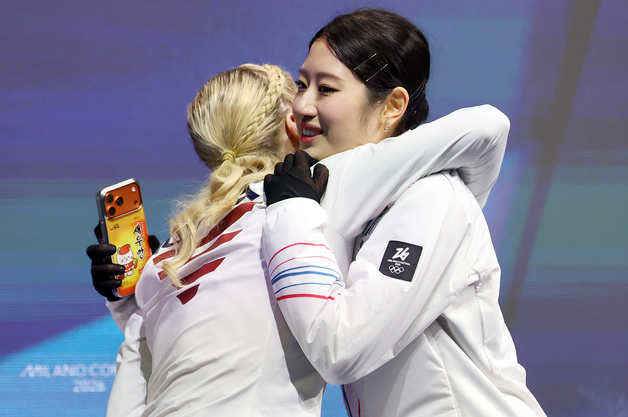 앰버 글렌과 포옹하는 이해인