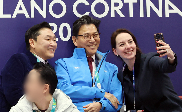 피겨 금메달 리스트 사라 휴즈와 셀피 찍는 싸이·김재열 회장