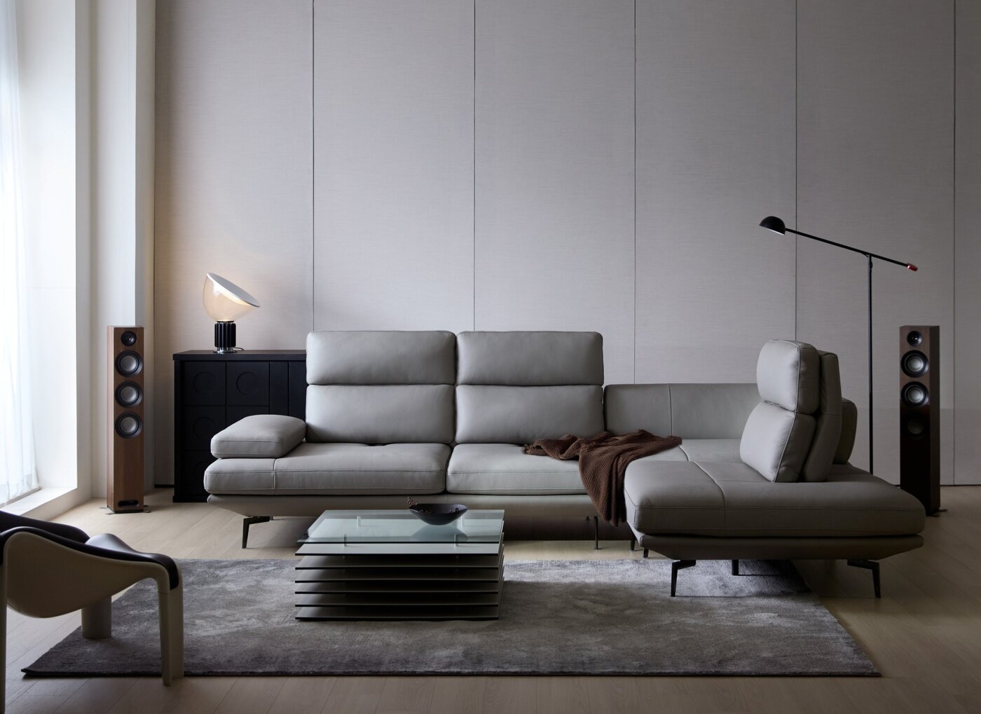 본문 이미지 - 한샘 프리미엄 가죽 스윙소파 스위브 더마스터(한샘 제공)