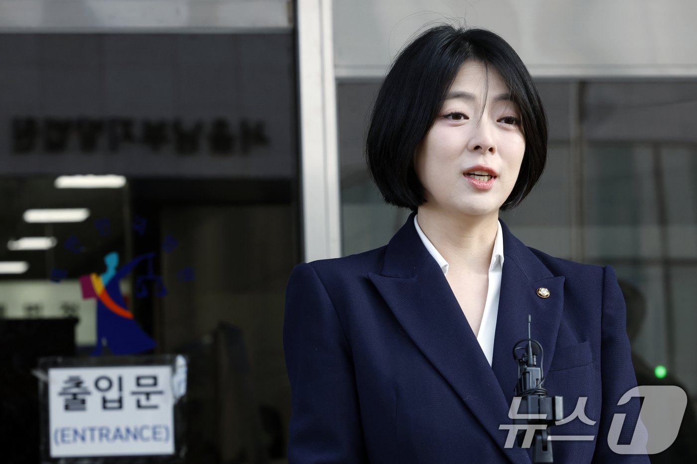 (서울=뉴스1) 박정호 기자 = 배현진 국민의힘 의원이 20일 오전 서울시 양천구 신정동서울남부지방법원에서 당원권 정지 1년에 대한 징계 효력정지 가처분 신청에 대한 입장을 밝히고 …