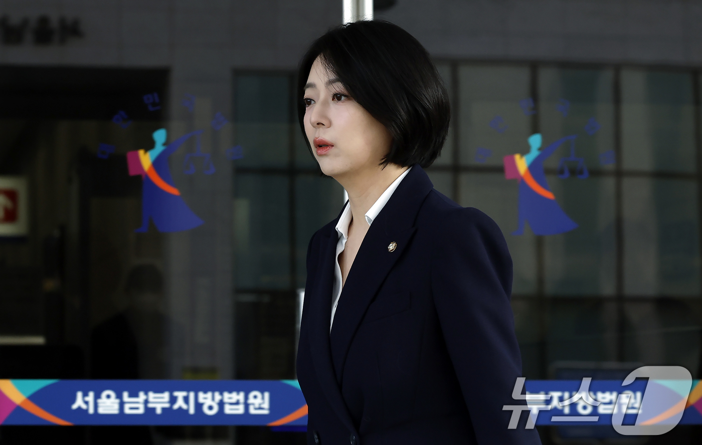 (서울=뉴스1) 박정호 기자 = 배현진 국민의힘 의원이 20일 오전 서울시 양천구 신정동서울남부지방법원으로 당원권 정지 1년에 대한 징계 효력정지 가처분 신청을 위해 도착하고 있다 …