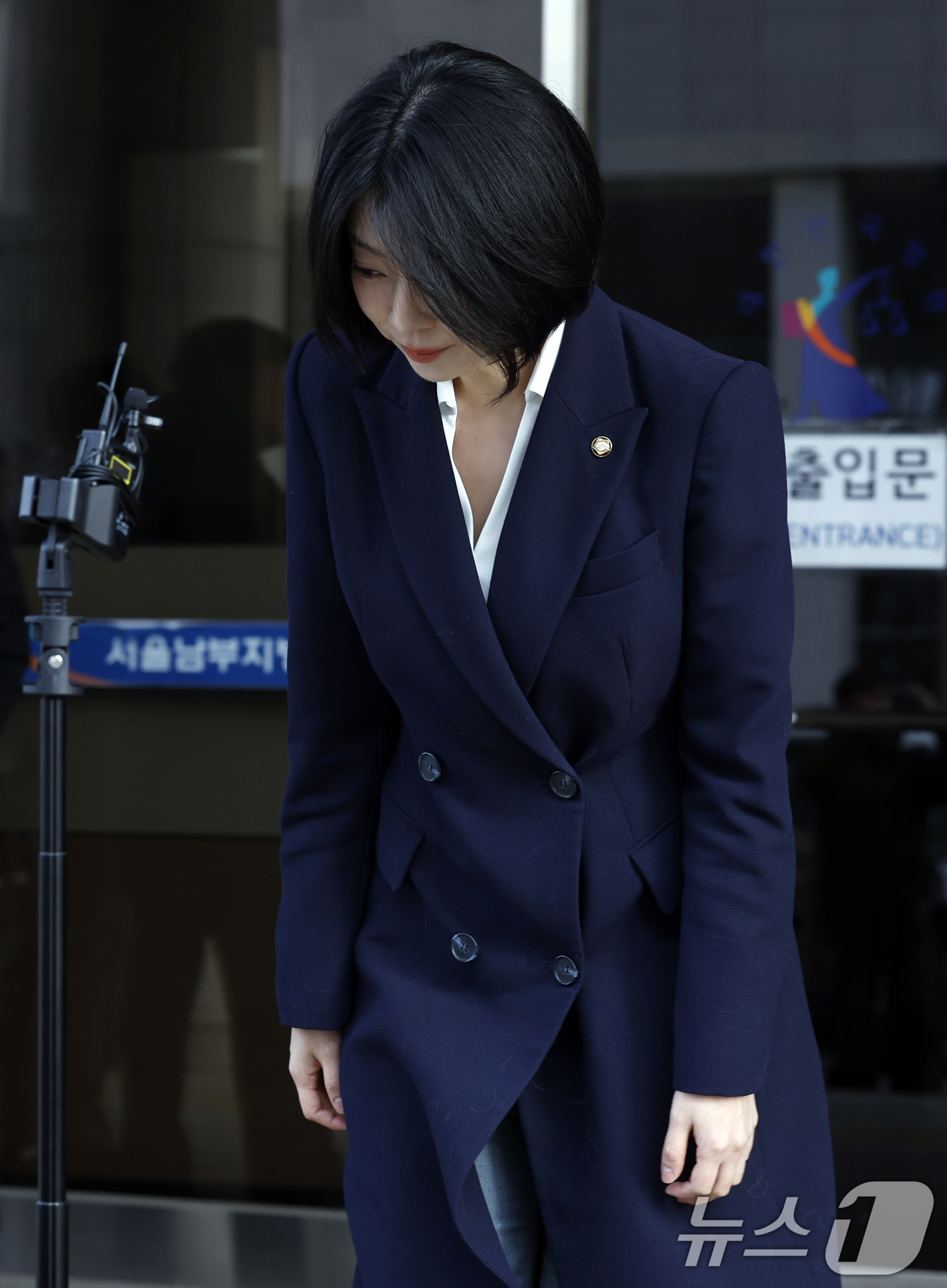 (서울=뉴스1) 박정호 기자 = 배현진 국민의힘 의원이 20일 오전 서울시 양천구 신정동서울남부지방법원에서 당원권 정지 1년에 대한 징계 효력정지 가처분 신청에 앞서 인사하고 있다 …