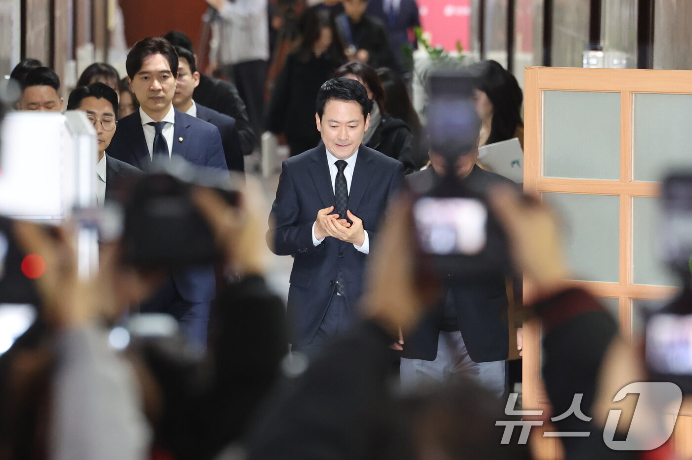 본문 이미지 - 장동혁 국민의힘 대표가 20일 서울 여의도 국회에서 윤석열 전 대통령 1심 선고에 대한 입장을 발표하는 기자회견을 하기위해 회견장에 들어서고 있다. 2026.2.20 ⓒ 뉴스1 신웅수 기자