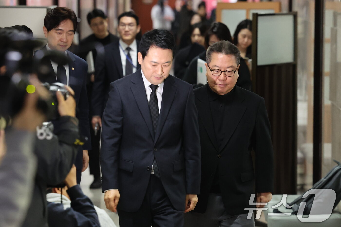 본문 이미지 - 장동혁 국민의힘 대표가 20일 서울 여의도 국회에서 윤석열 전 대통령 1심 선고에 대한 입장을 발표하는 기자회견을 하기위해 회견장에 들어서고 있다. 2026.2.20 ⓒ 뉴스1 신웅수 기자