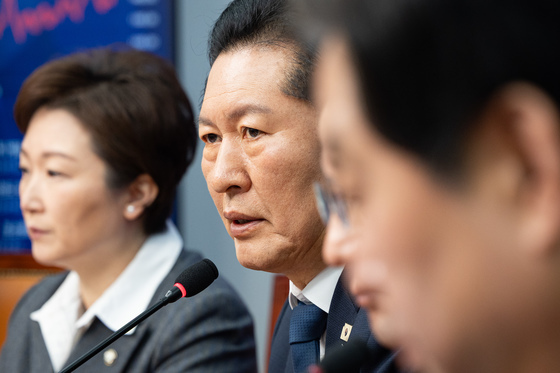 與, 사면법 개정부터 조희대 탄핵·국힘 해산 촉구까지 총공세