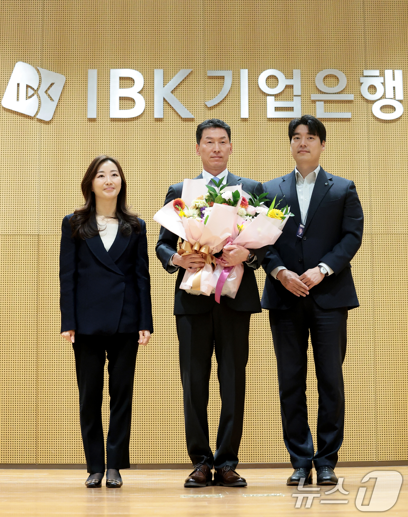 (서울=뉴스1) 권현진 기자 = 장민영 신임 IBK기업은행장(가운데)이 20일 오전 서울 중구 IBK기업은행 본점에서 열린 '제28대 은행장 취임식'에서 직원들에게 꽃다발을 선물 …