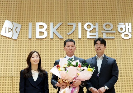 직원들과 기념 촬영하는 장민영 신임 IBK기업은행장