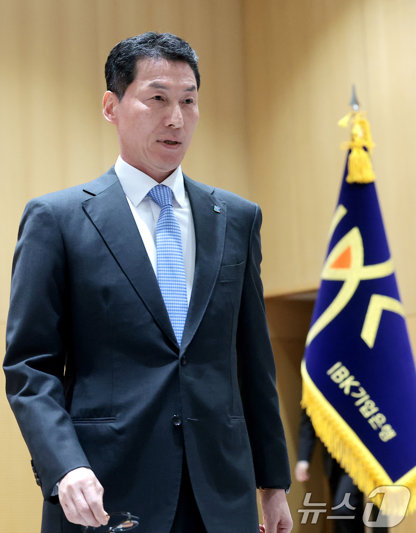 (서울=뉴스1) 권현진 기자 = 장민영 신임 IBK기업은행장이 20일 오전 서울 중구 IBK기업은행 본점에서 열린 '제28대 은행장 취임식'에서 취임사를 마친 뒤 자리로 이동하고 …