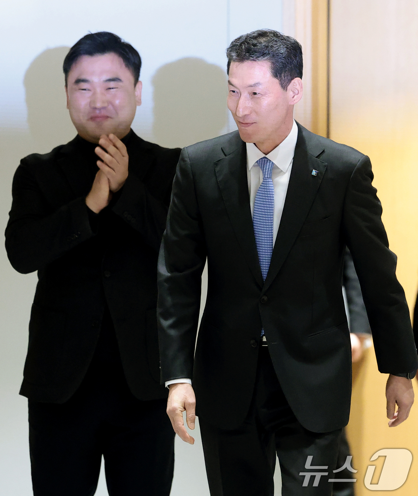 (서울=뉴스1) 권현진 기자 = 장민영 신임 IBK기업은행장이 20일 오전 서울 중구 IBK기업은행 본점에서 열린 '제28대 은행장 취임식'에서 류장희 IBK기업은행 노조위원장(왼 …