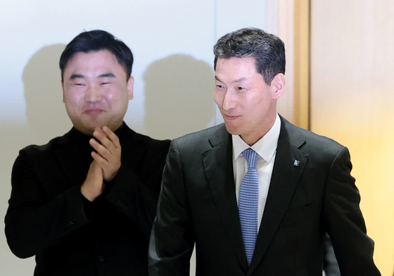 류장희 노조위원장 축하 속 입장하는 장민영 신임 IBK기업은행장